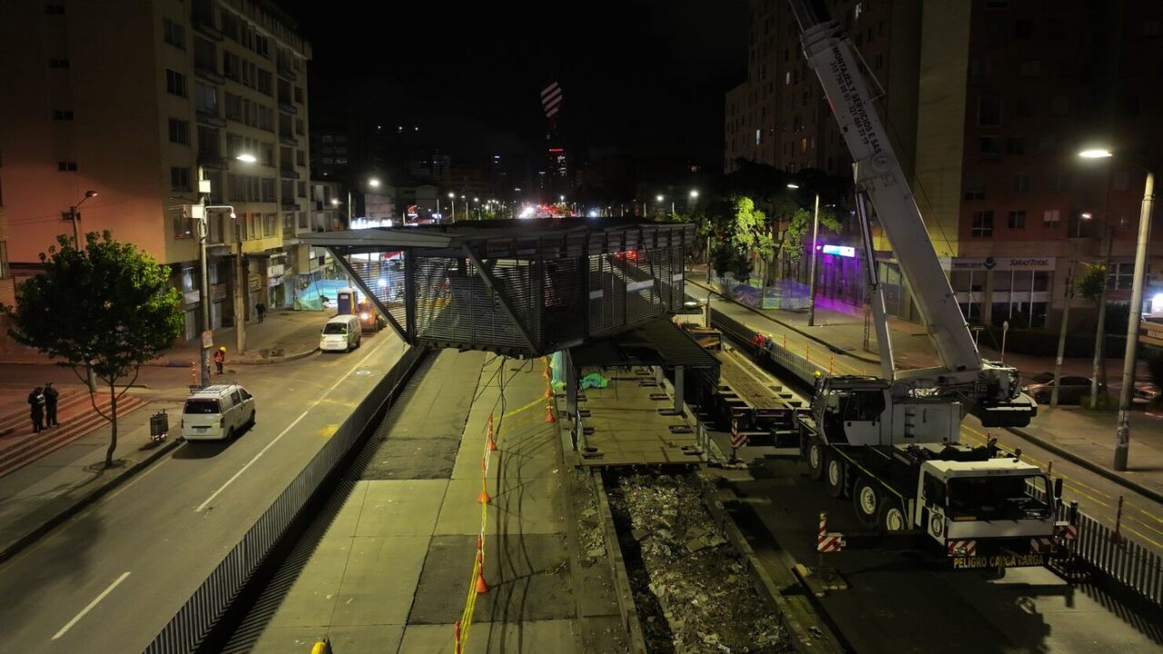 Foto de la estructura metálica de la estación Marly de TransMilenio siendo levantada por una grúa