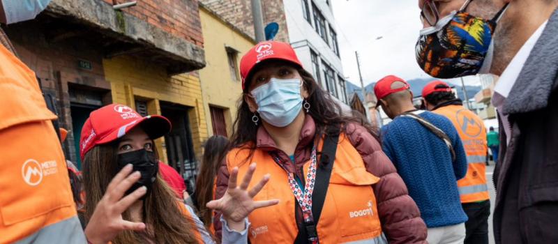 Mujeres de la Empresa Metro reunidas con la comunidad