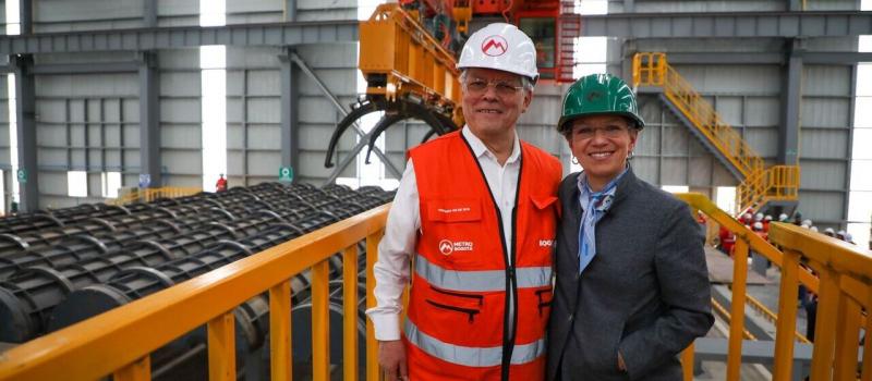 El gerente del Metro de Bogotá, Leonidas Narváez, junto a la alcaldesa Claudia López, en el patio de prefabricados de pilotes para el viaducto del Metro de Bogotá