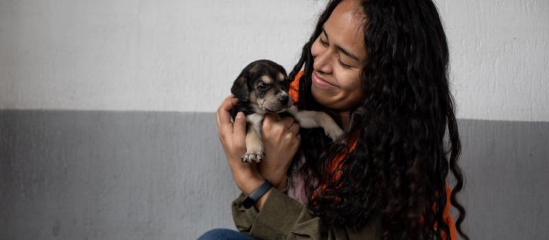 Trabajadora del metro jugando con un cachorro